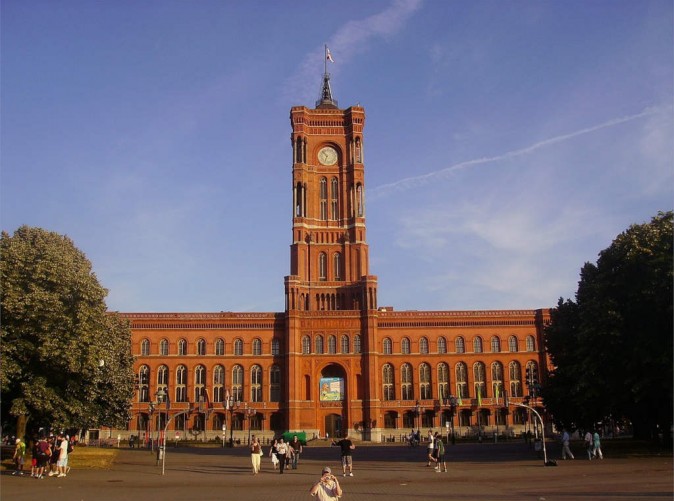 014_Schoene Aussichten Touristik - pixabay - rotes-rathaus-906651_1280